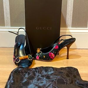 Gucci 100% Authentic!!!! Sandals, size 9, flora canvas , Black with multi floral